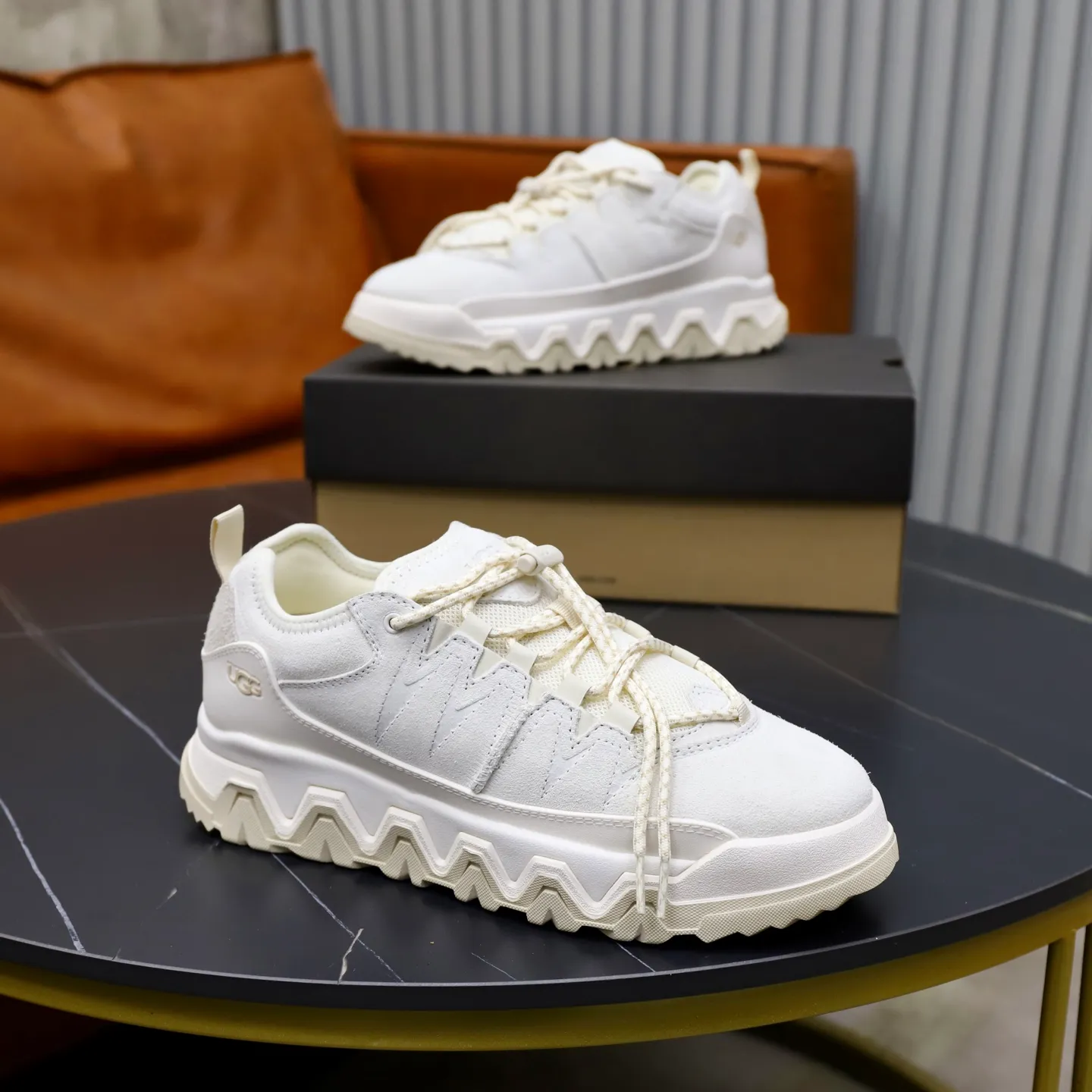 Factory price: 600💰Couple hiking shoes UGG short snow boots Autumn and winter brother's new series.........Multiple colors available Original and cute appearance, fur integrated 100% original with single wool thread Very precious and time-consuming Imported wool fur integrated warm and comfortable double care of feet A must-have item in winter Vamps with fur integrated wool outsole vs. original non-slip outsole Size: #35-40 for women and 39-44 for men